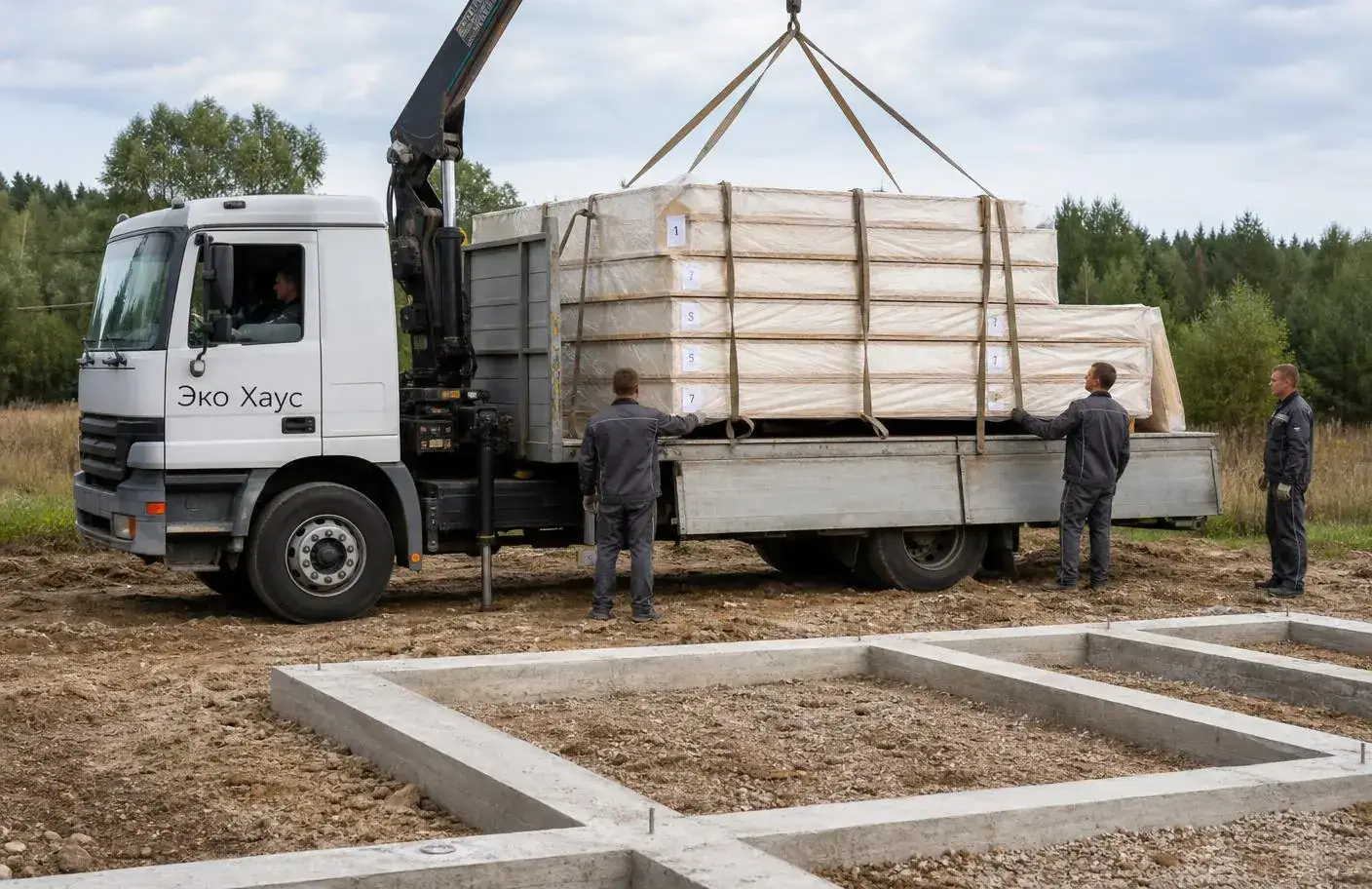Погрузка упакованных панелей домокомплекта на грузовой транспорт